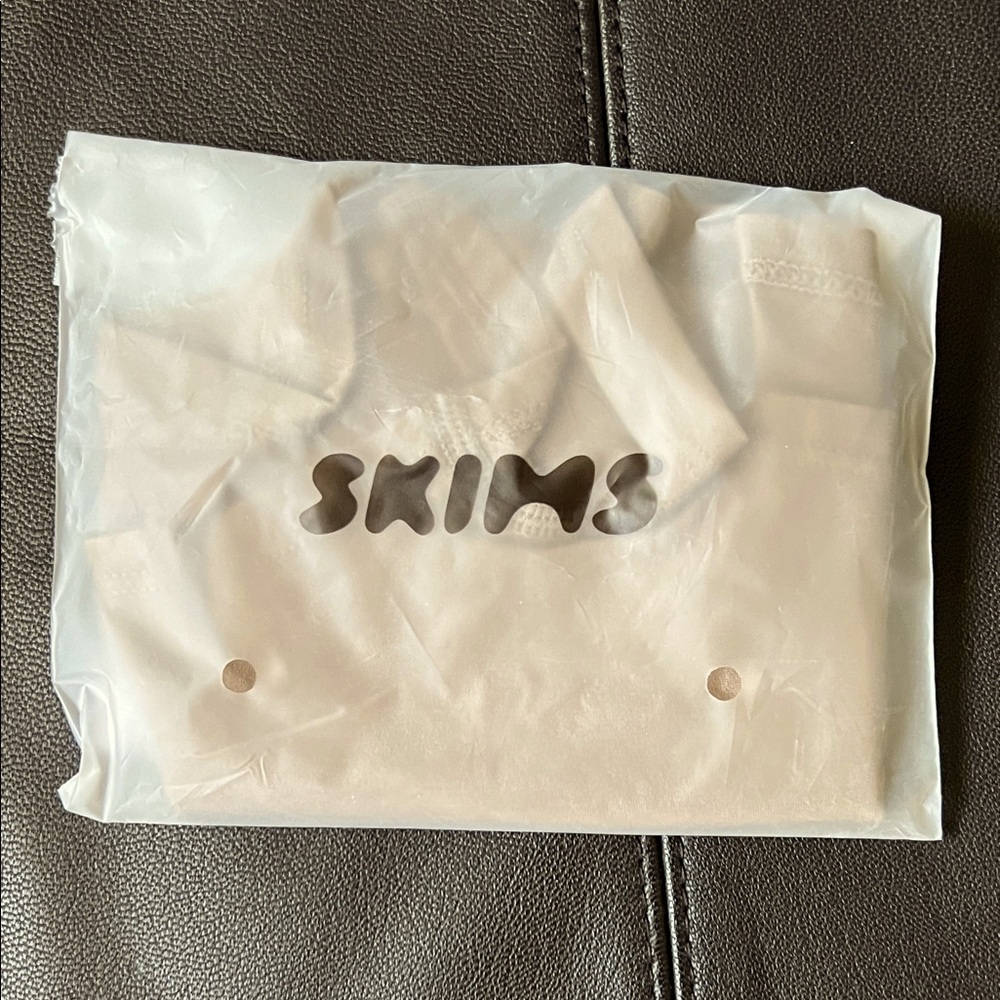 SKIMS Soft Smoothing Seamless Boyshort Panty Size Small, Truffle. NWT.
